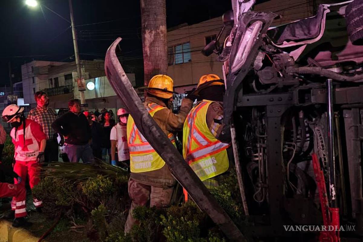 Rescatan a dos personas tras volcadura de camión de carga, en Saltillo