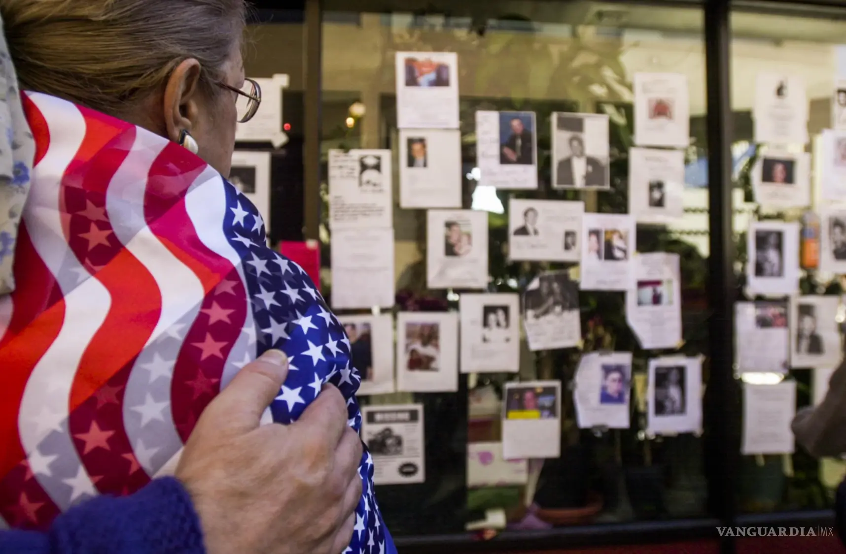 $!Una mujer observa carteles de personas desaparecidas tras los atentados de 2001 contra el World Trade Center en Nueva York.