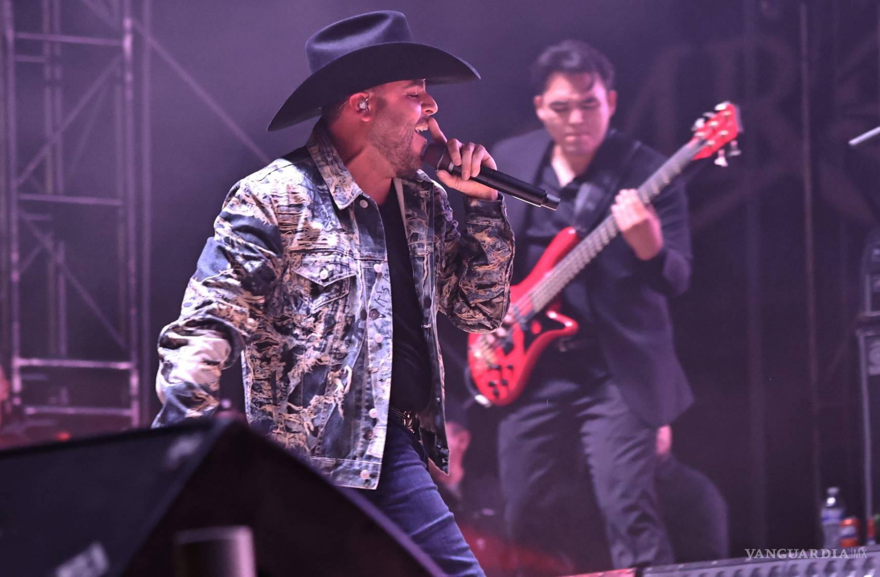 $!Gerardo Ortiz y Gabito Ballesteros conquistan el Madero en una noche llena de corridos en Saltillo