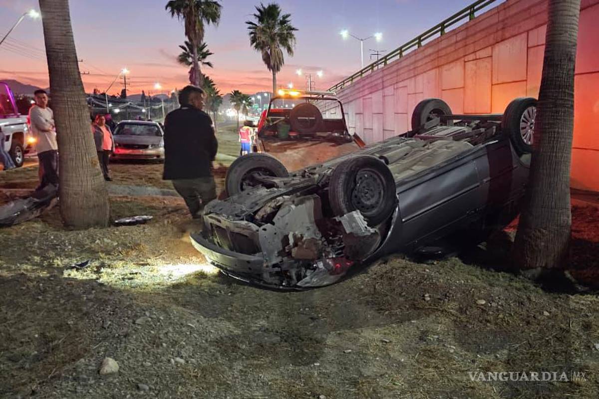 Vuelca vehículo tras fuerte impacto, en Saltillo
