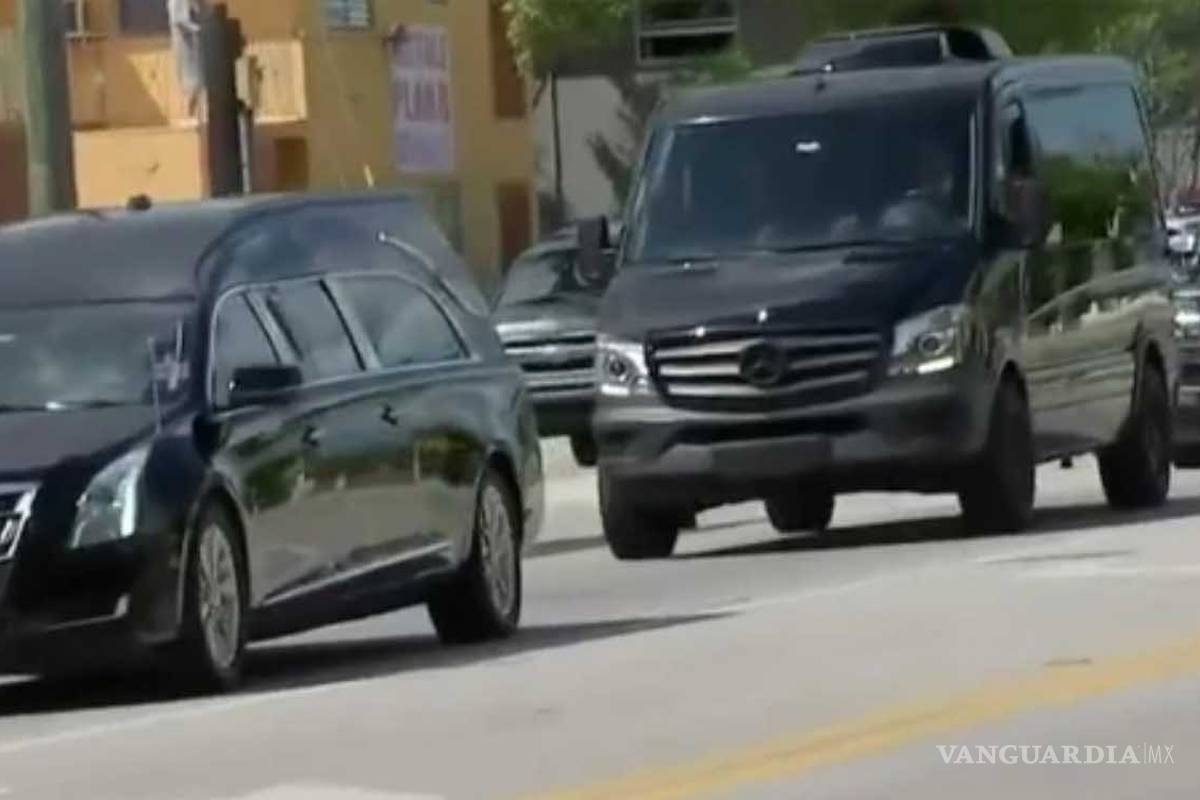 $!Solitario recibimiento a los restos de José José al llegar a homenaje en el auditorio de Miami
