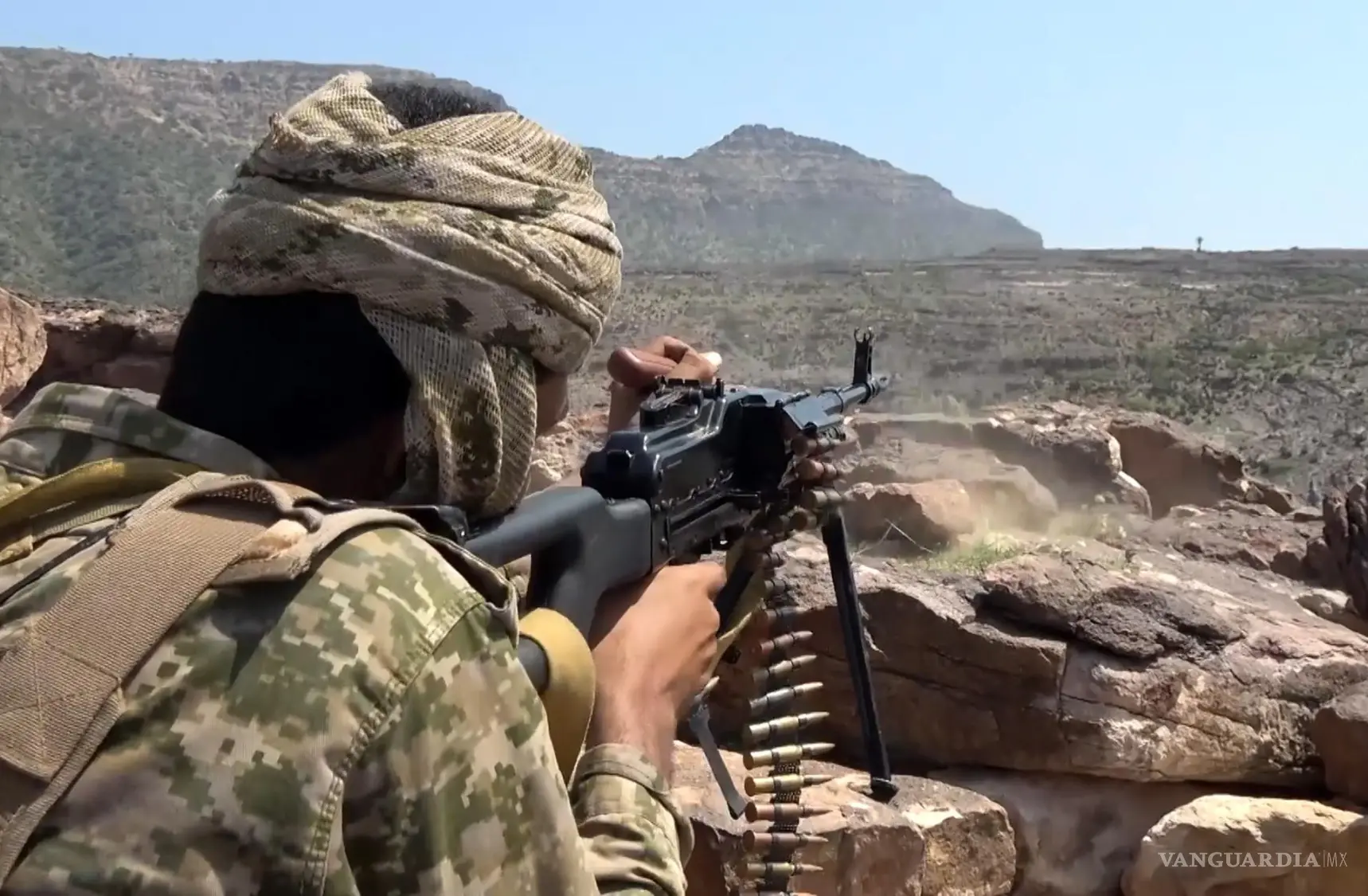 $!Una captura de pantalla de un vídeo difundido por Al-Masirah muestra a un combatiente hutí en una ofensiva contra las fuerzas yemeníes en Taiz, Yemen.