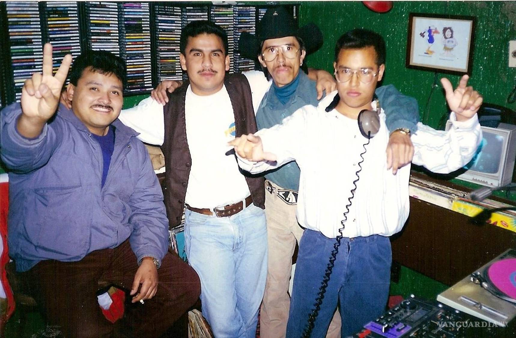 $!DJ Caballo y el equipo del Kumbala: entre discos, mezcladoras y bigotes noventeros, construían cada fin de semana una noche distinta.