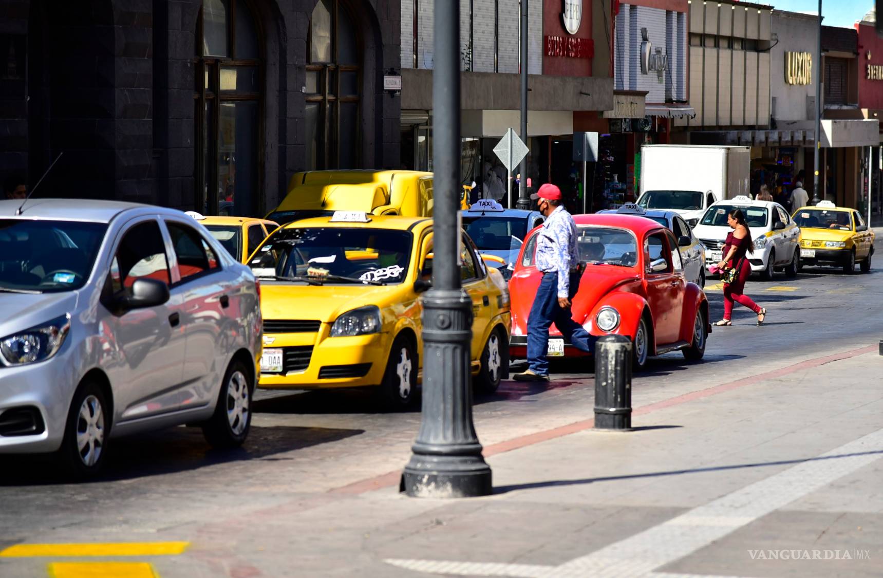 $!Puentes 'antipeatonales' no son la solución; falta regular licencias de conducir y límites de velocidad
