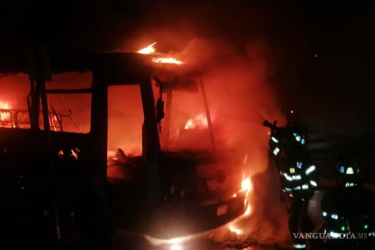Se incendia transporte de personal en Saltillo; queda como chatarra