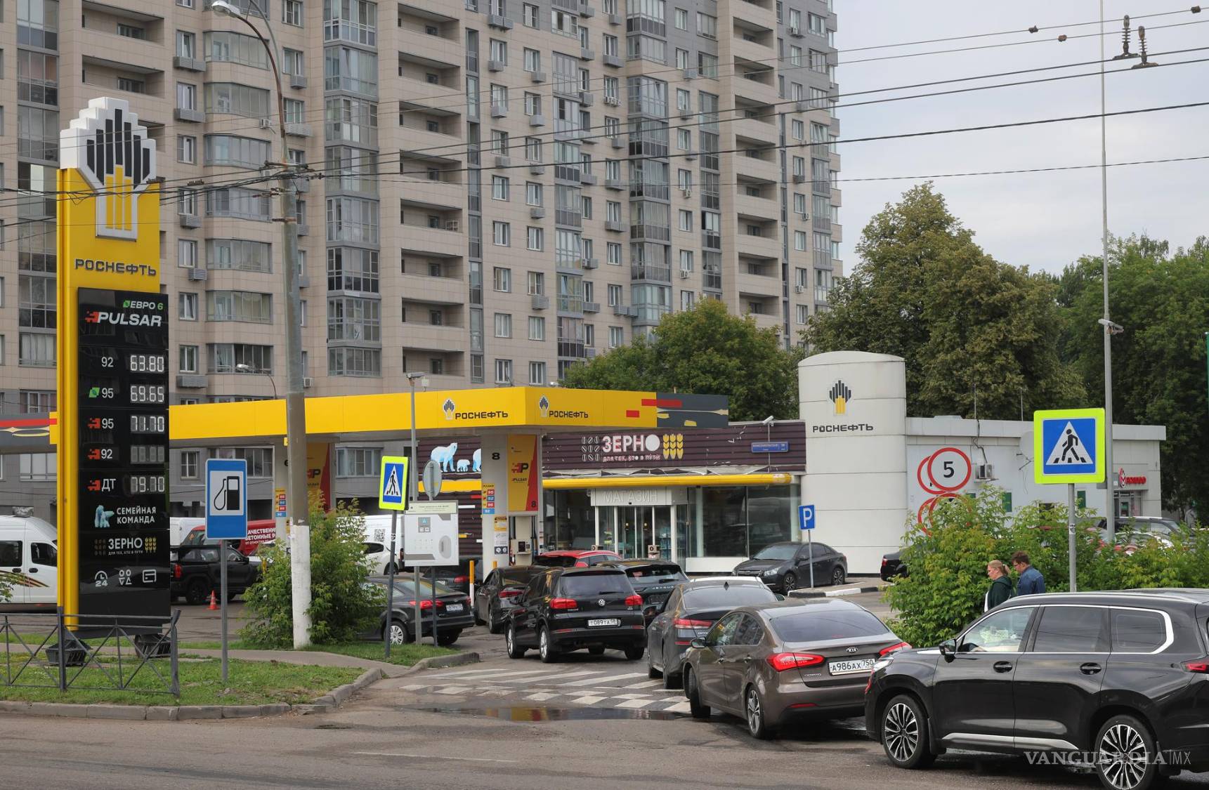 $!Coches hacen fila en una gasolinera Rosneft a las afueras de Moscú, Rusia.