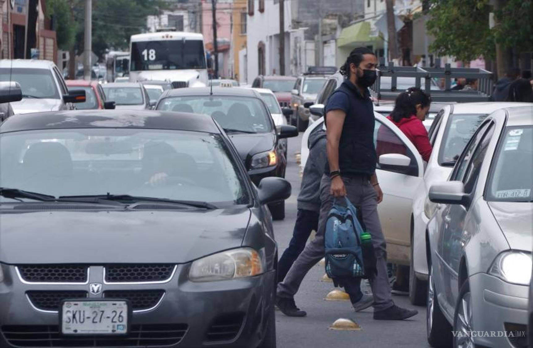 $!Este lunes, personal de la policía de tránsito estuvo en el lugar e impidió que se diera el estacionamiento en doble fila.