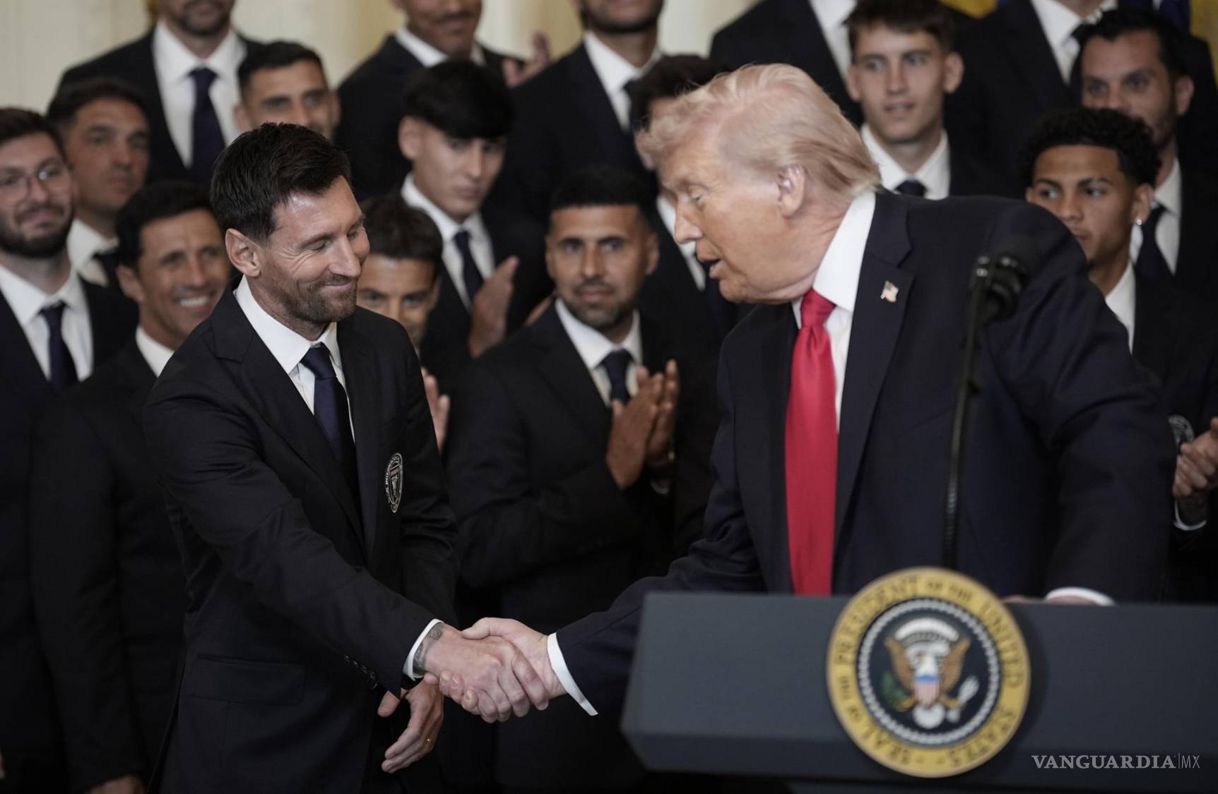 $!Donald Trump estrecha la mano del capitán Lionel Messi junto a miembros del Inter Miami CF, campeón de la MLS, en la Casa Blanca.