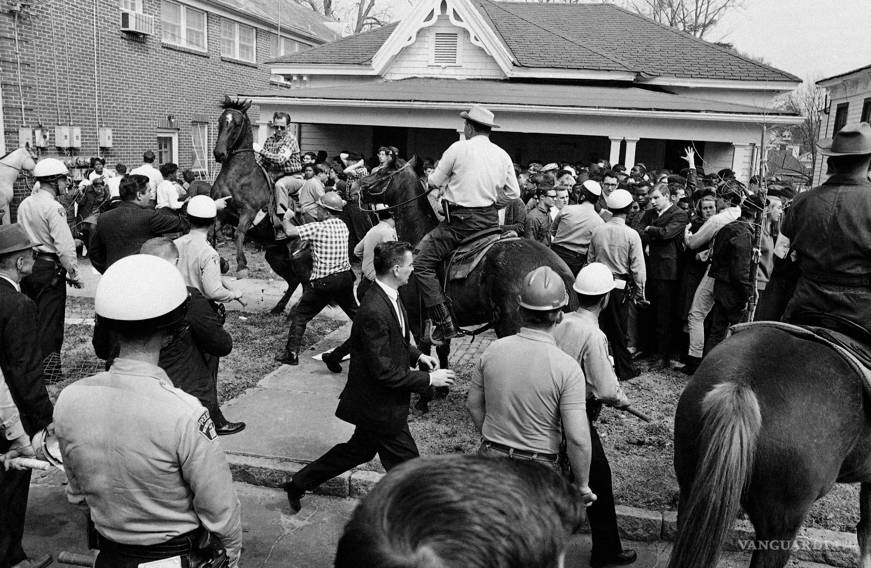 $!Manifestantes que protestaban por el derecho al voto corren frente a los agentes en Montgomery, Alabama, el 16 de marzo de 1965.