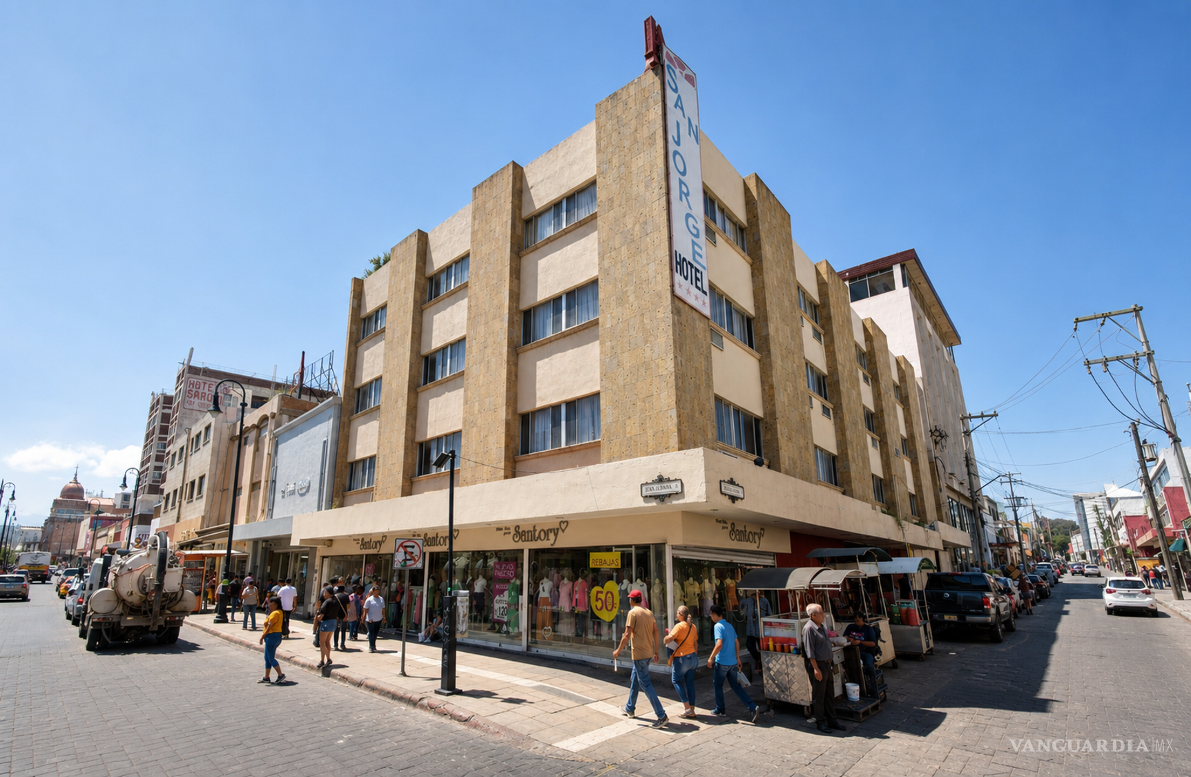 $!El Hotel San Jorge conserva una de las presencias verticales más reconocibles del Centro Histórico. Desde sus plantas superiores, la ciudad adquiere otra escala: peatones, automóviles y comercios parecen reducirse bajo un edificio que pocas veces observamos completo.