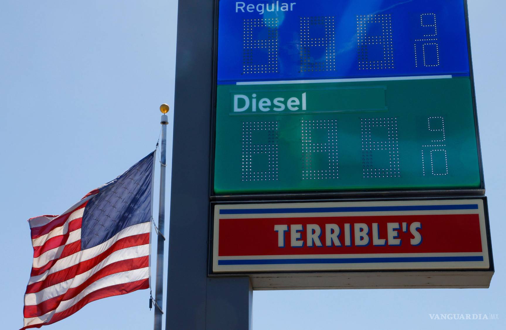 $!Una gasolinera Terrible’s en Sunset Road muestra los precios de la gasolina el viernes 18 de septiembre de 2026, en Las Vegas.