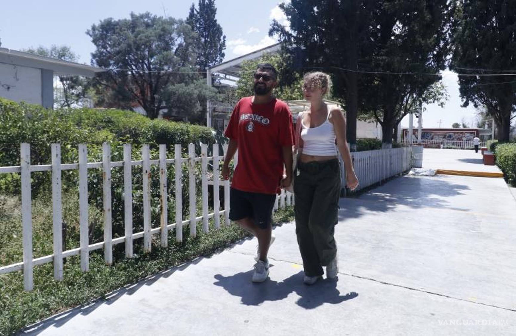 $!Acompañado de su novia inglesa, Álex visitó su ciudad natal.