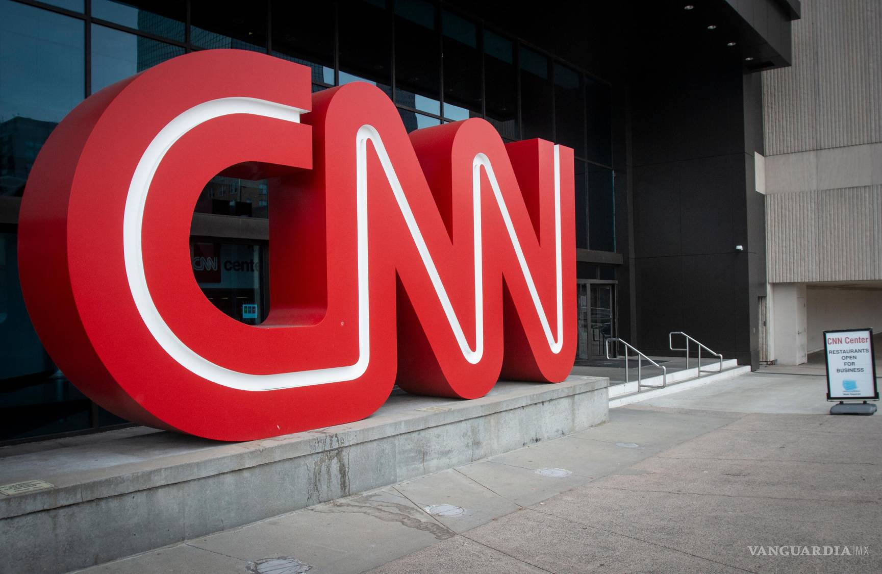 $!El logotipo de CNN aparece en la entrada del CNN Center en Atlanta, el 2 de febrero de 2022.