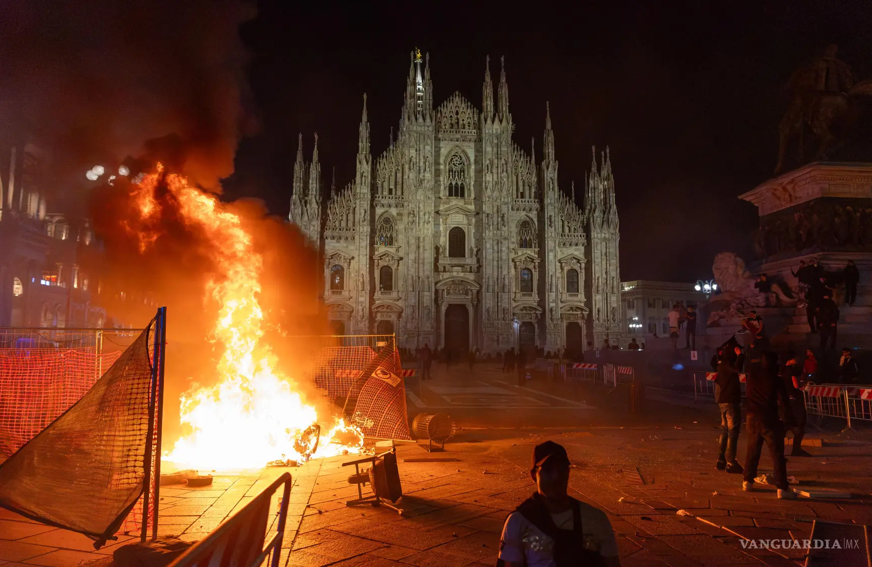 $!Un fuego arde tras enfrentamientos entre la policía y manifestantes de «Italia in Piazza» frente a la catedral de Milán, en Milán (Italia), el sábado 17 de octubre de 2026.