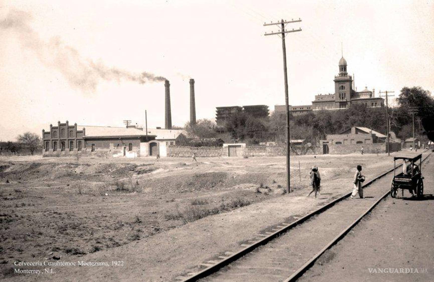 $!La Cervecería Cuauhtémoc en Monterrey, en 1922. Su crecimiento ayudó a formar un ecosistema de vidrio, transporte, empaques y financiamiento; en Saltillo persiste el relato de que la fábrica pudo instalarse aquí, aunque la investigación no encontró evidencia suficiente para afirmarlo.