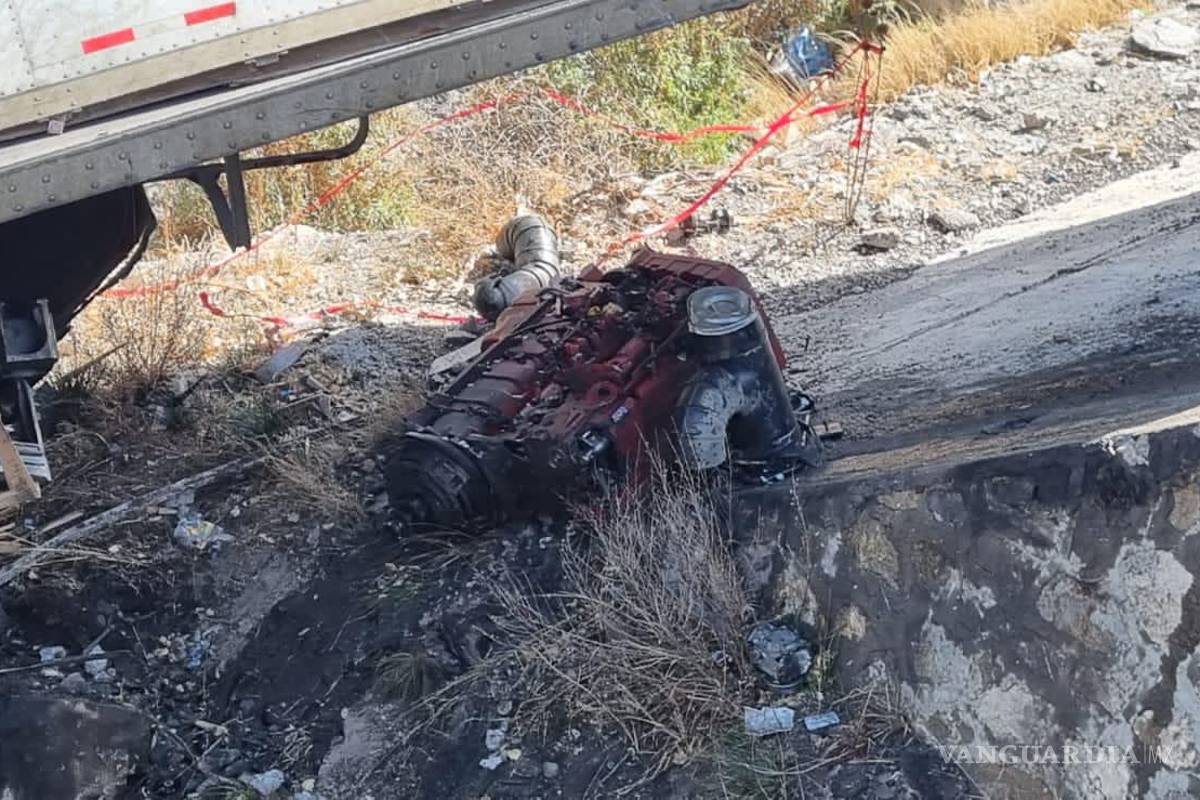 Trailero destroza su unidad en el tramo Saltillo-Los Chorros; resulta grave