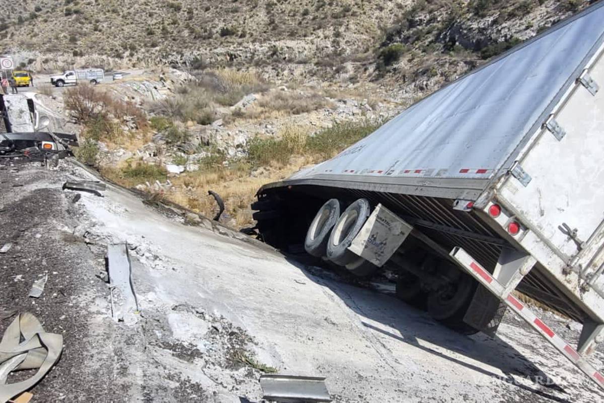 Trailero destroza su unidad en el tramo Saltillo-Los Chorros; resulta grave
