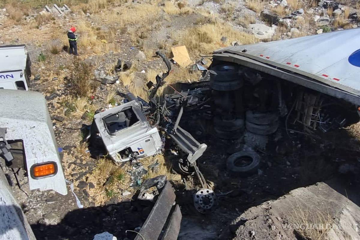 Trailero destroza su unidad en el tramo Saltillo-Los Chorros; resulta grave