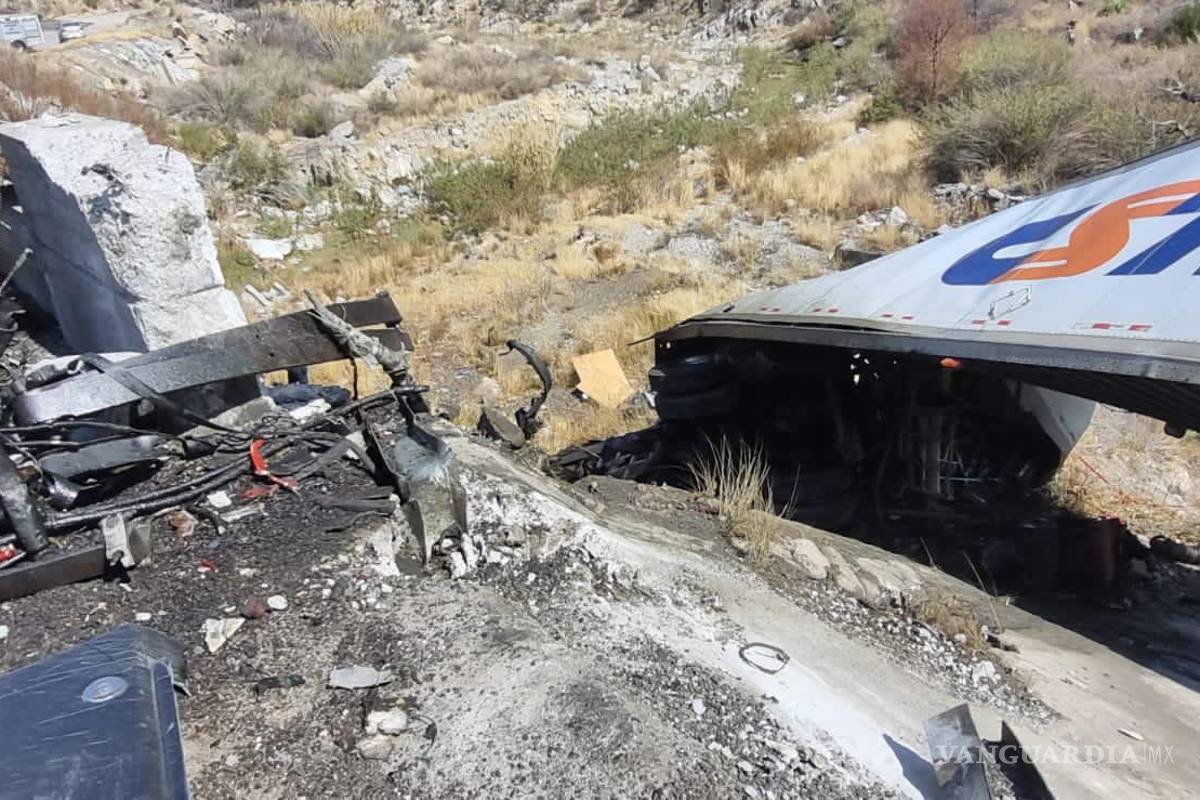 Trailero destroza su unidad en el tramo Saltillo-Los Chorros; resulta grave