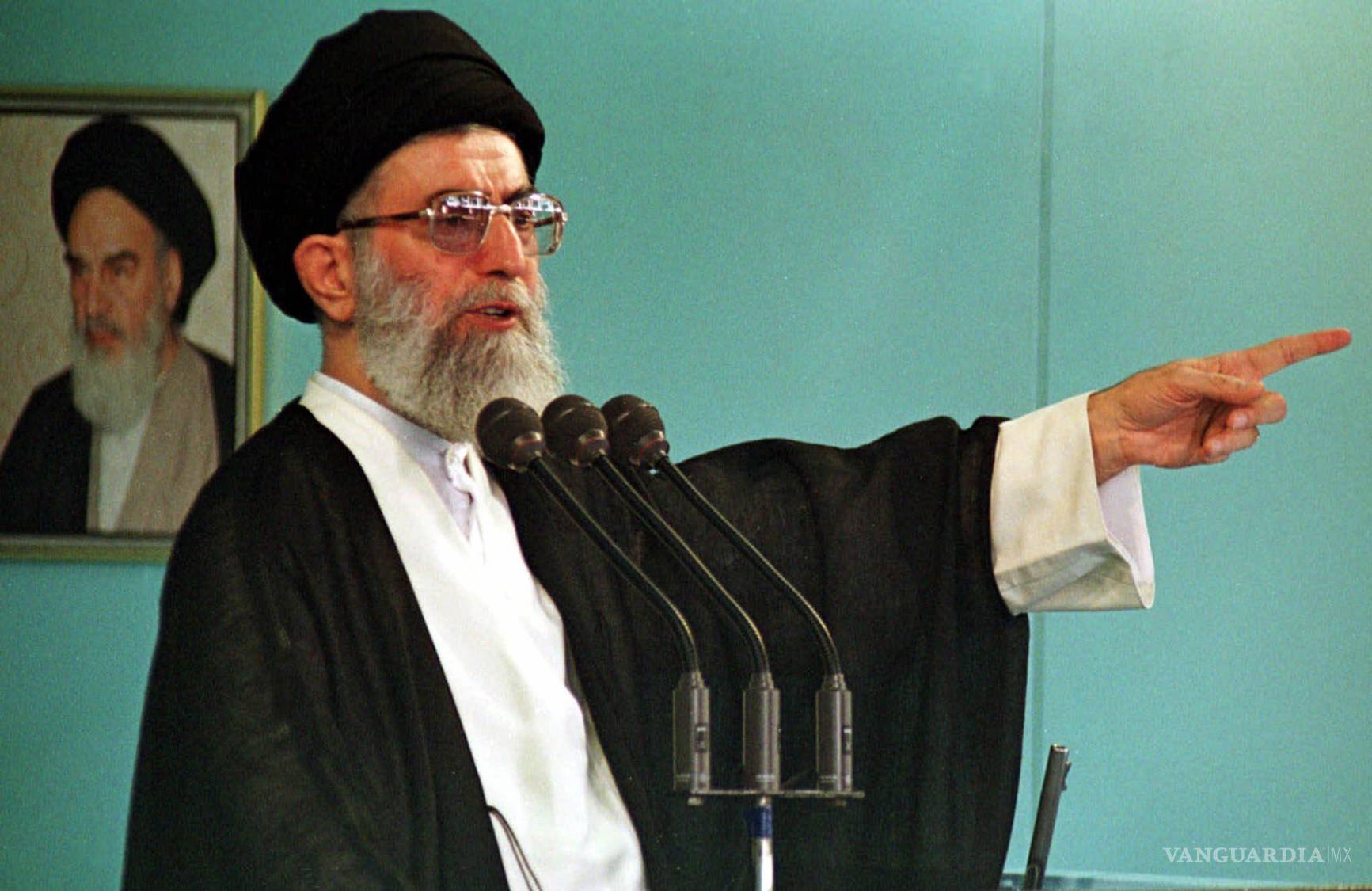 $!El ayatolá Ali Jamenei, líder supremo de Irán, habla durante las oraciones del viernes en la Universidad de Teherán, el 30 de julio de 1999.