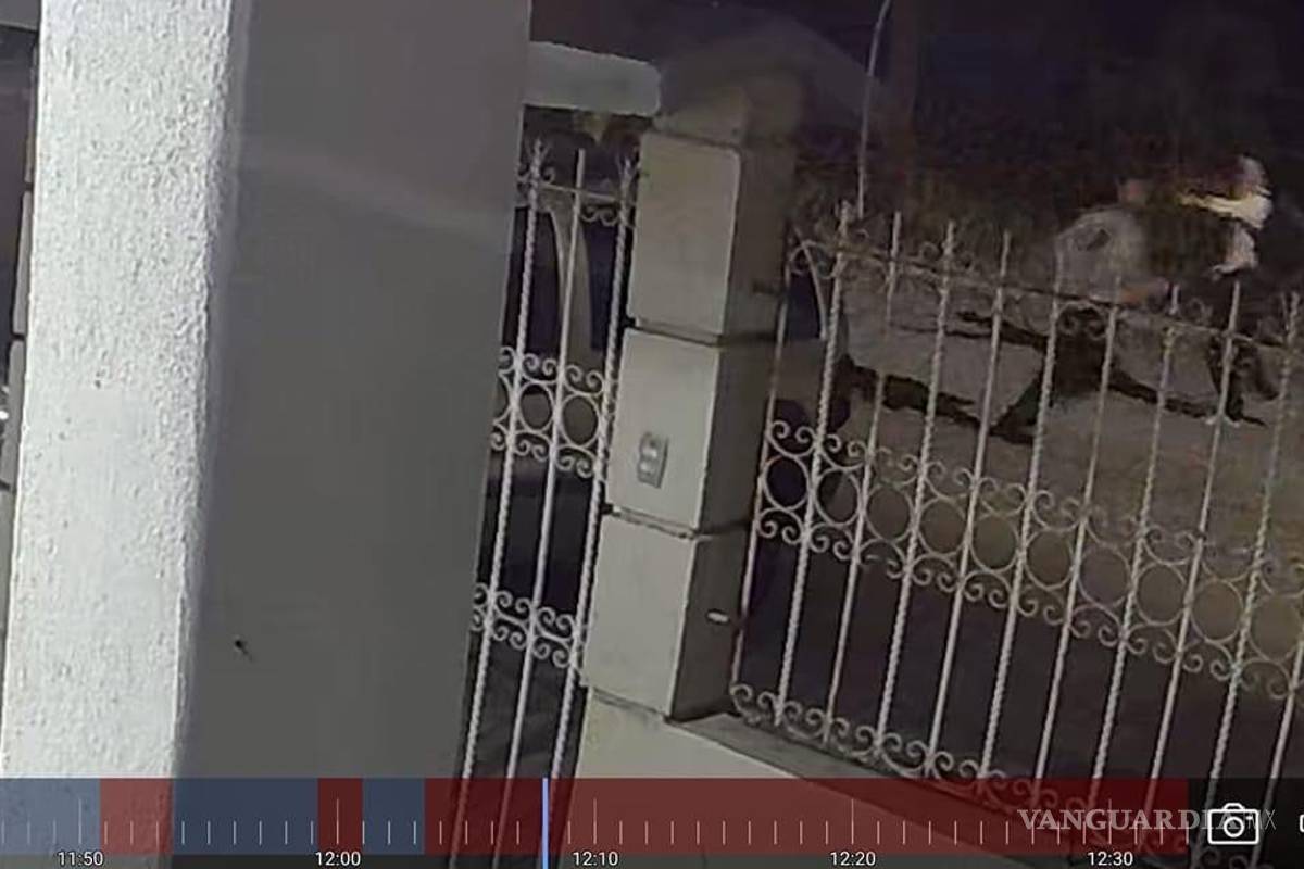 Denuncian que grupo de jóvenes en Monclova disparan a vehículo y saquean tienda en Halloween