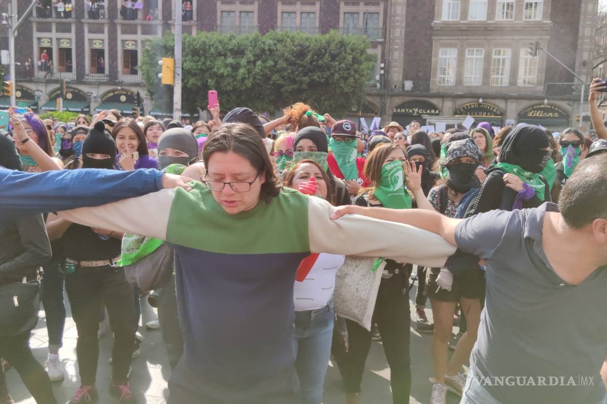 Feministas se enfrentaron con grupo antiaborto frente a la Catedral Metropolitana