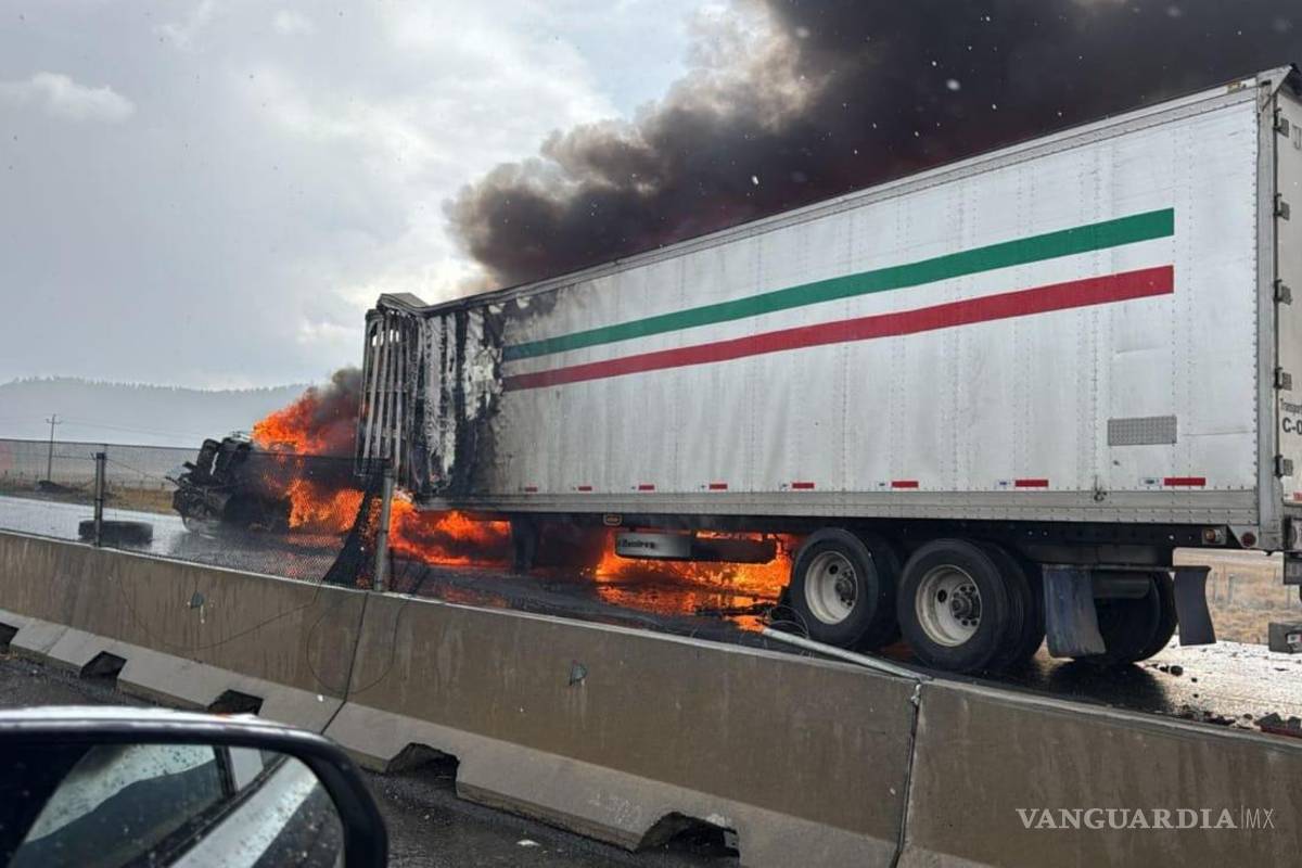 Choque e incendio entre dos tráileres paraliza carretera 57 en Arteaga