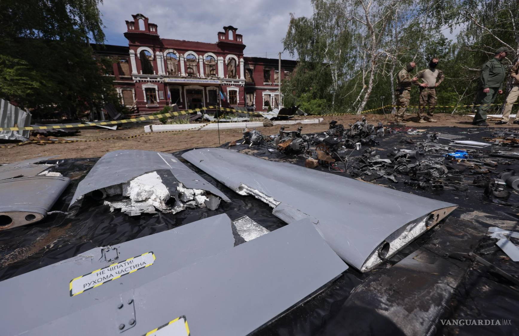 $!Daaños provocados por un ataque con drones ucranianos en el emplazamiento de una residencia universitaria en Starobilsk, región de Luhansk, Rusia.