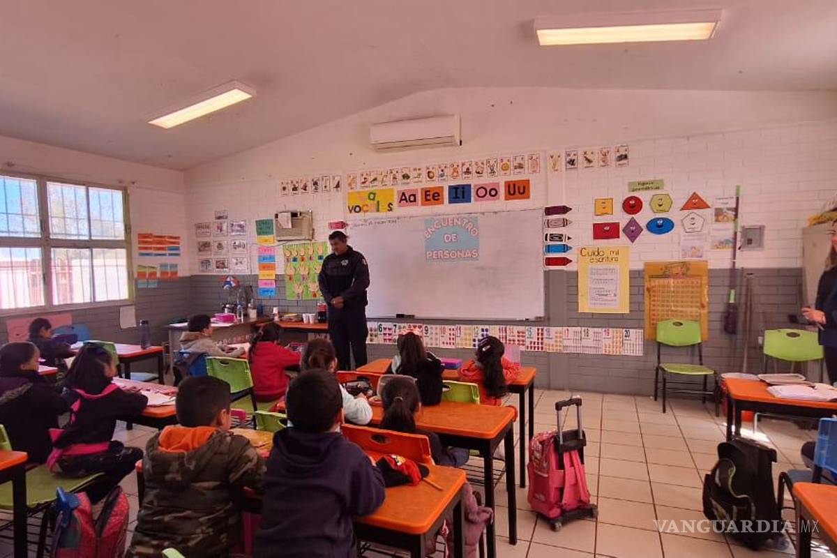 Policía Escolar crea conciencia en primaria de Monclova y estrecha lazos con los alumnos