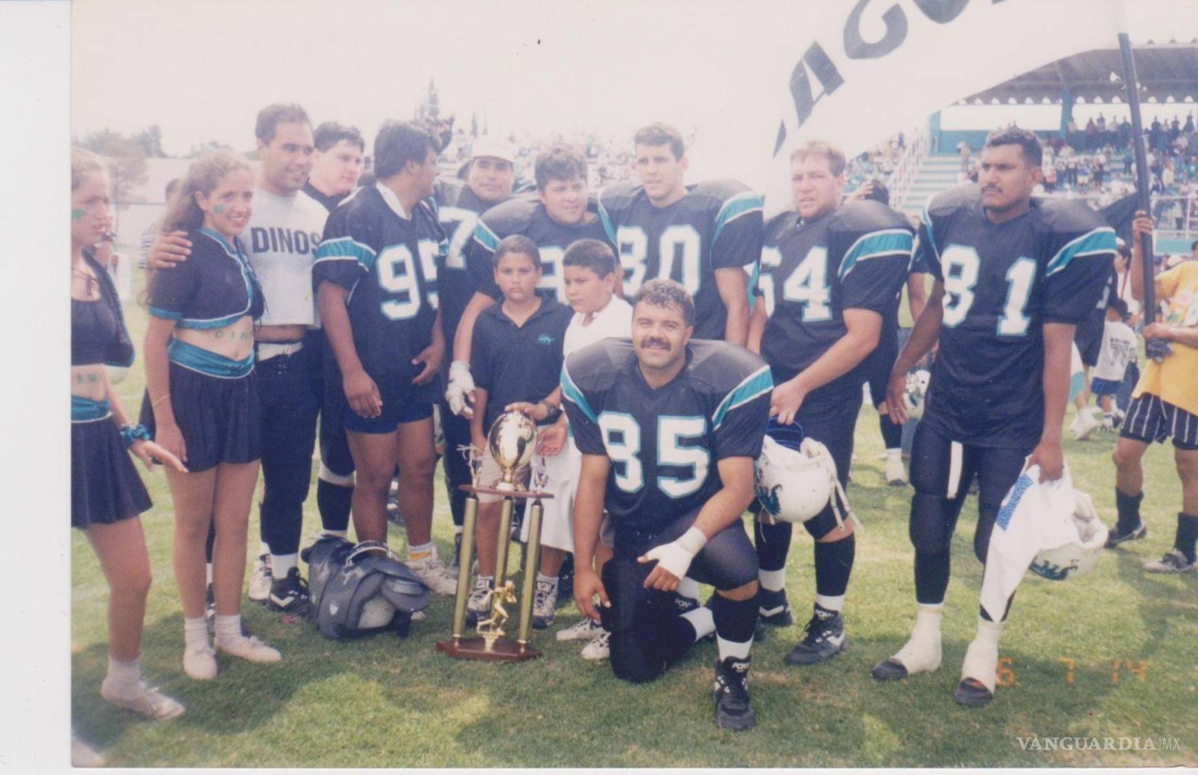 $!Bajo el cielo de Saltillo, el equipo levantó su primer campeonato estatal, encendiendo la dinomanía.