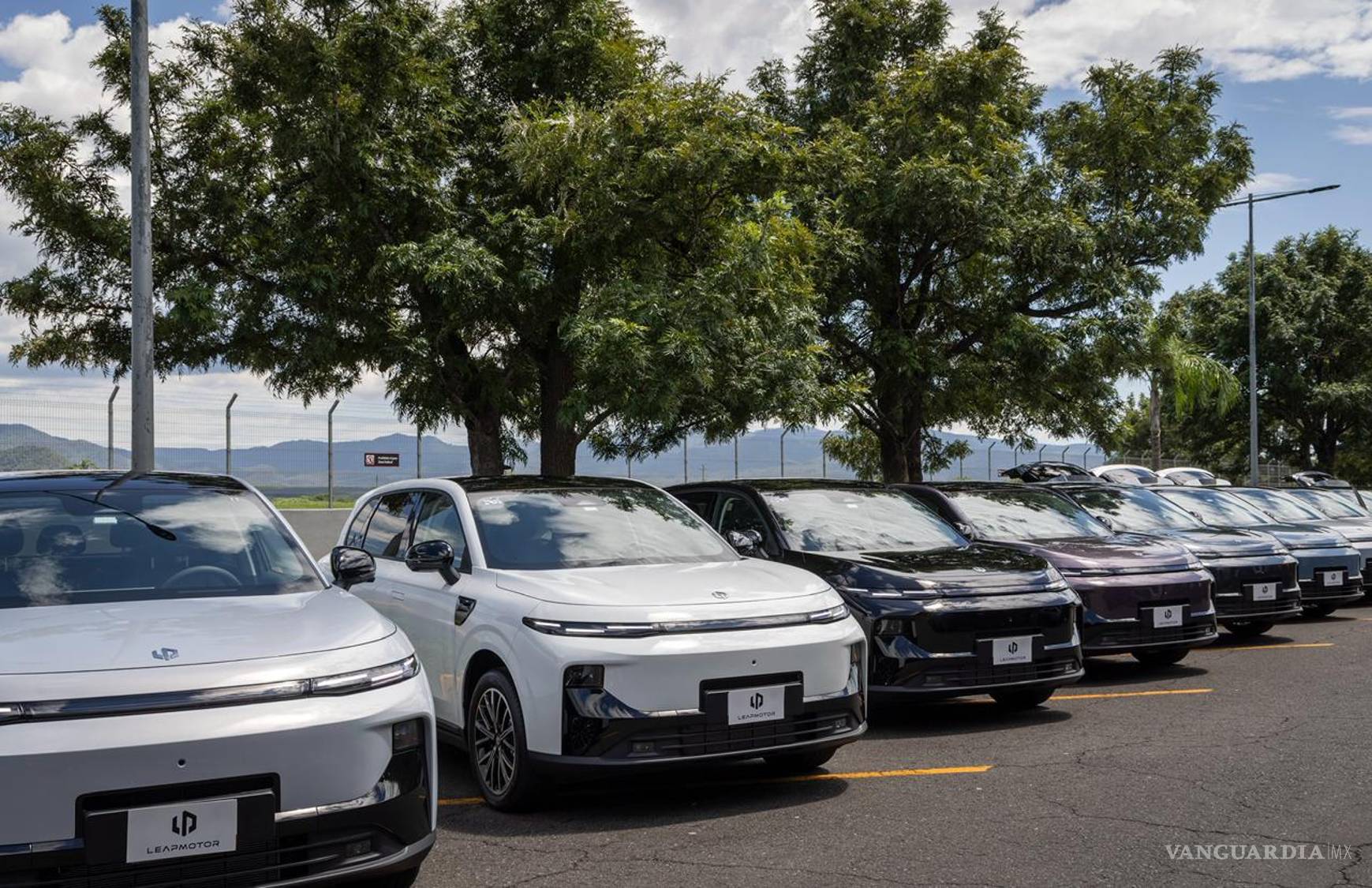 $!El motor eléctrico trasero entrega 215 caballos de fuerza; el propulsor de gasolina funciona como generador para extender la autonomía.