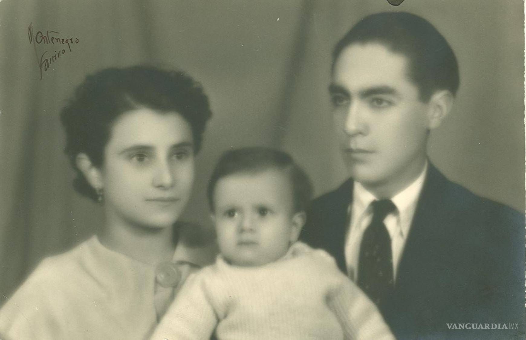 $!Retrato de estudio de Felipe, Marcelina y su hijo primogénito, Felipe de Jesús Granada Flor. En el reverso dedican la imagen al abuelo Felipe de Jesús Granada Chávez y firman “Felipe, Chela y Popolín”.