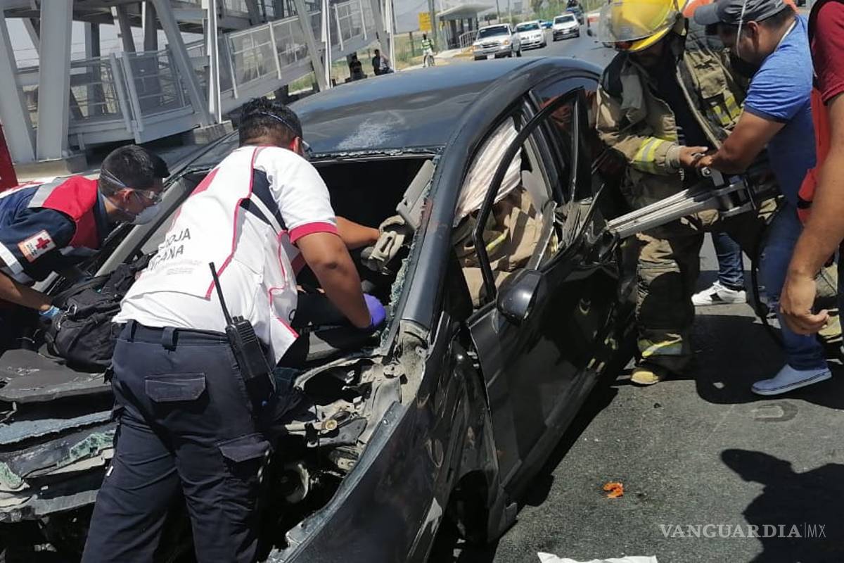 Conductor queda prensado al chocar contra puente en Matamoros, Coahuila