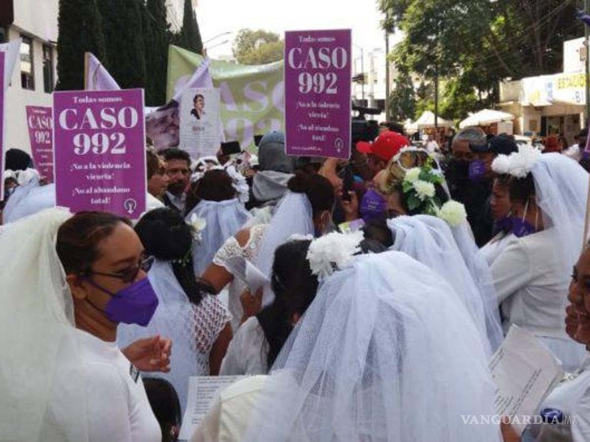 $!Decenas de mujeres capitalinas se vistieron de novias, con la intención de representar una imagen de abandono por parte de la pareja.