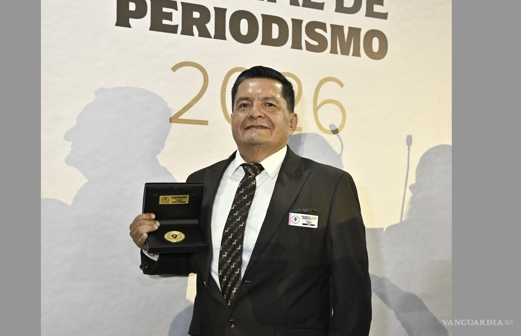 $!Francisco Muñiz recibió la Presea Efraín López Cázares por 35 años de trayectoria como fotógrafo.