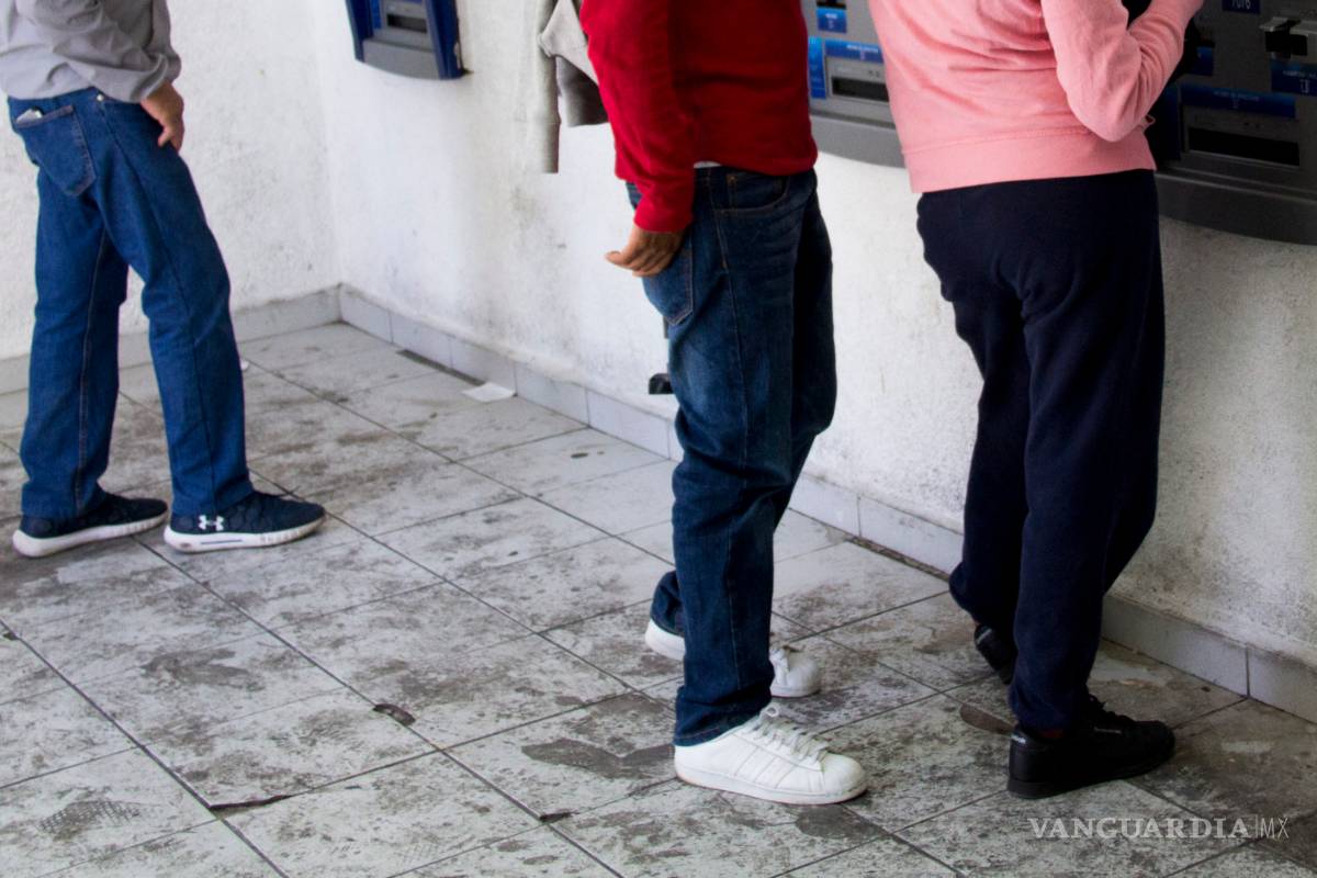 Indigentes utilizan como 'hotel' y mingitorio locales de cajeros automáticos en Saltillo