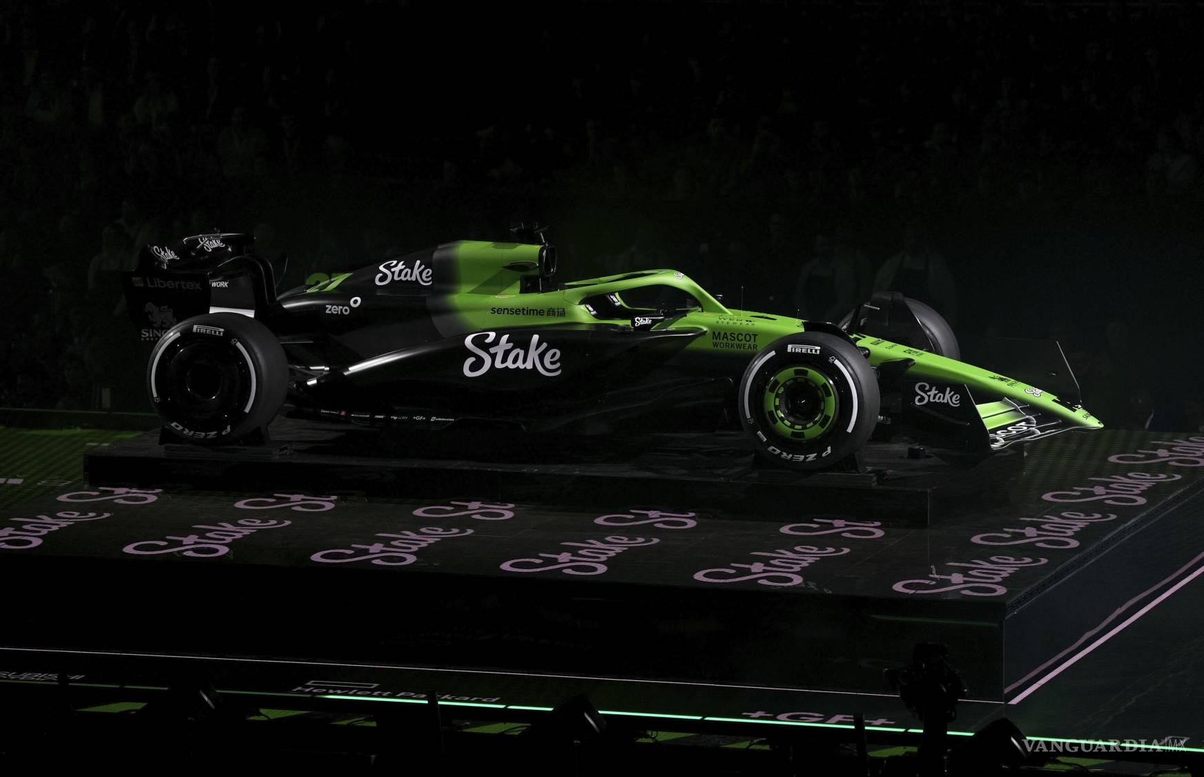 $!Nico Hülkenberg y Gabriel Bortoleto revelan el coche de Sauber, dominado por el color verde flúor, en el evento F1 75 Live.