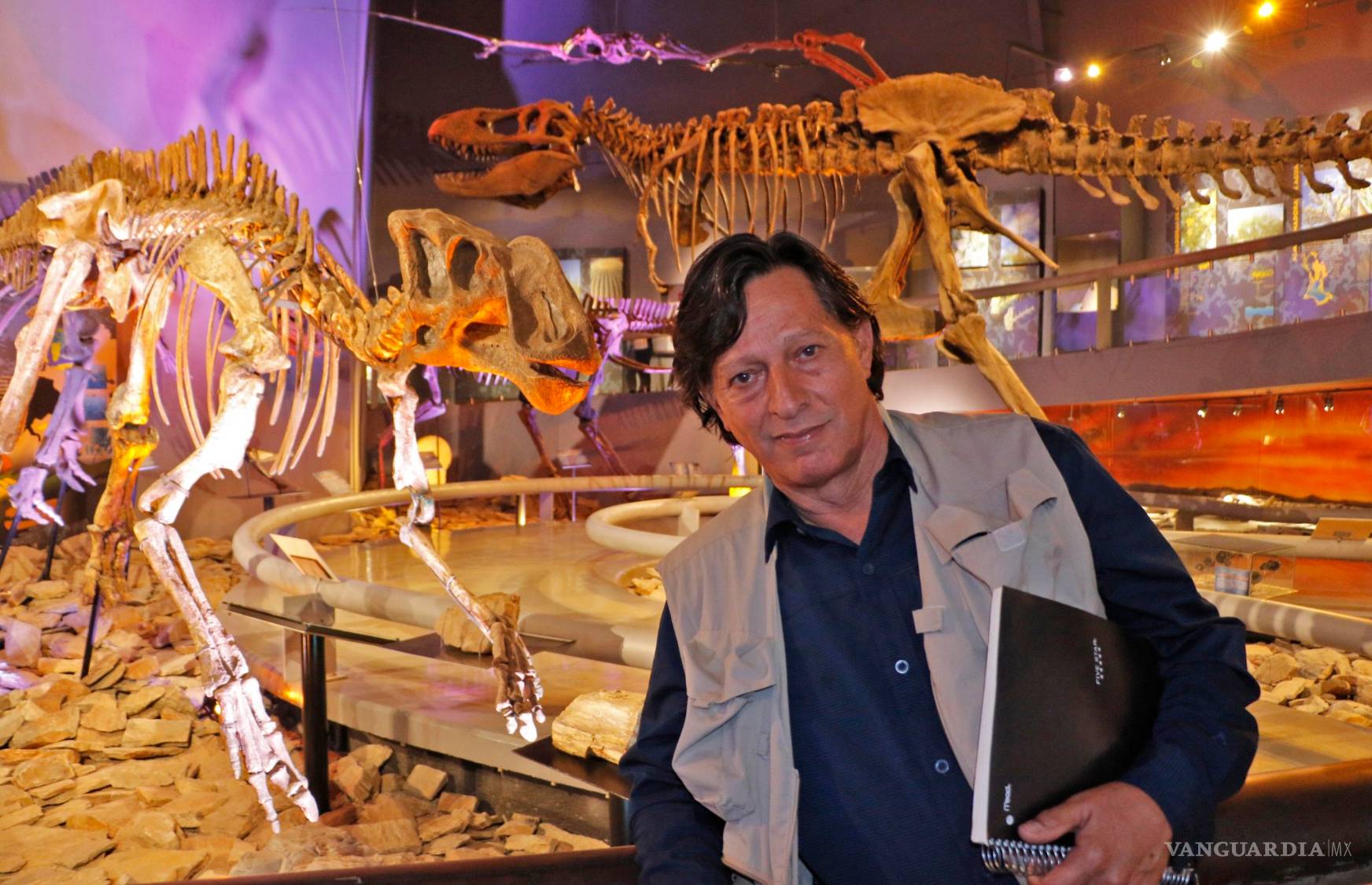 $!El hombre que da vida a los dinosaurios