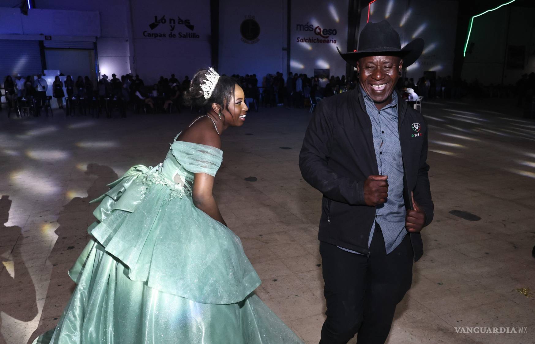 $!Los hermanos caribeños Lirul Yid y Chuleta celebraron los XV años de su hermana Steisi con una fiesta abierta al público.