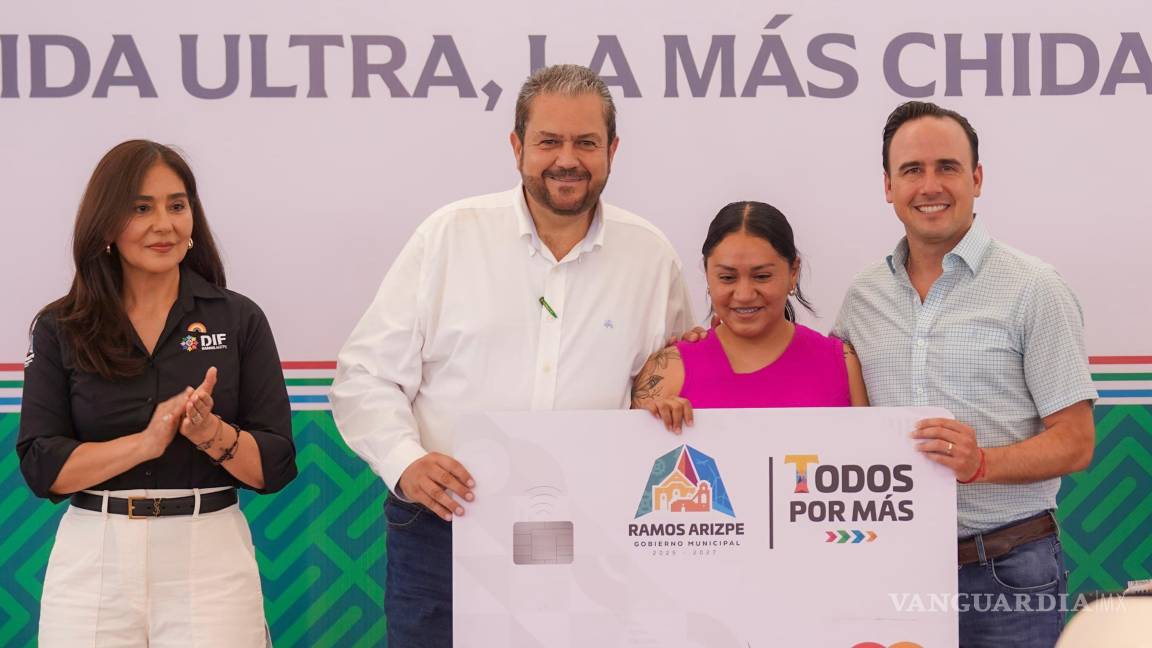 $!Teresita Escalante (I), presidenta del DIF, destacó la importancia de atender con dignidad a los sectores más vulnerables.