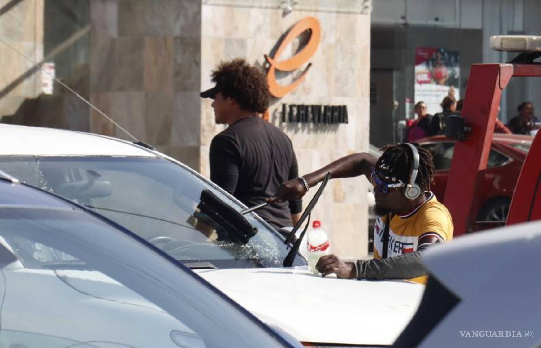 $!Algunos de ellos aseguran que solo vienen a trabajar a Saltillo durante las fiestas para incrementar sus ingresos.