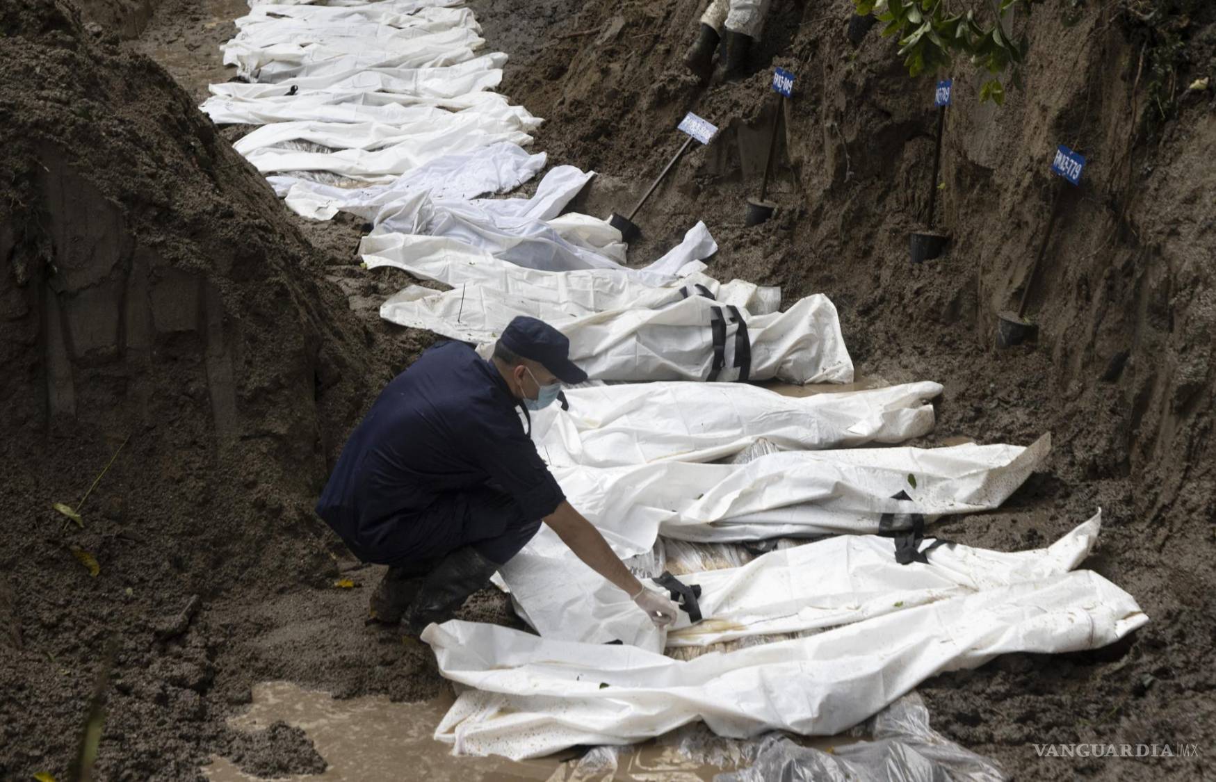 $!Personal de la policía nepalesa realiza un entierro masivo para las víctimas de las inundaciones en el bosque de Gokran en Katmandú, Nepal, el 1 de septiembre de 2026.