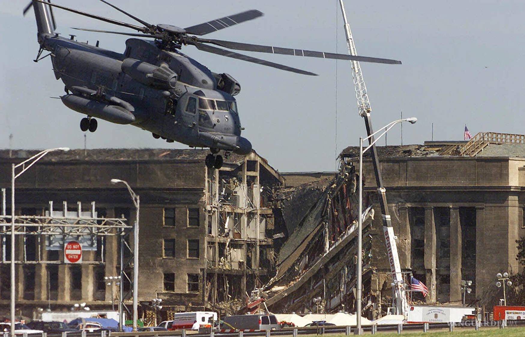 $!Un helicóptero militar despega tras dejar a personal en el Pentágono el 12 de septiembre de 2001, después de que un terrorista estrellara un avión contra el edificio el día anterior.