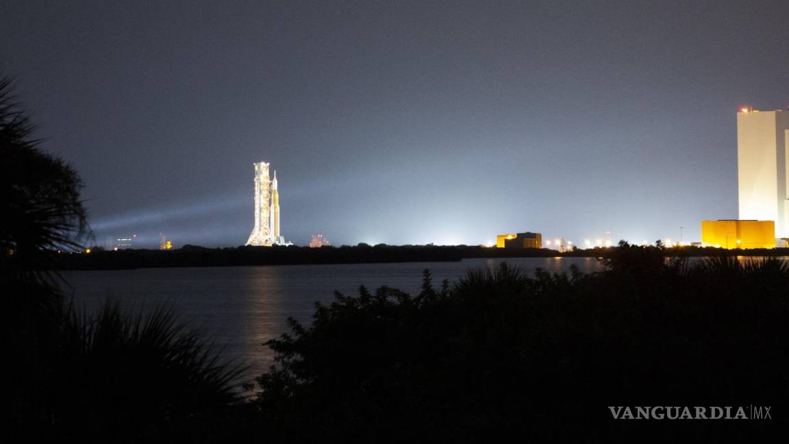 $!El cohete del Sistema de Lanzamiento Espacial (SLS) de la NASA con la nave espacial Orion a bordo en el Centro Espacial Kennedy en Florida.