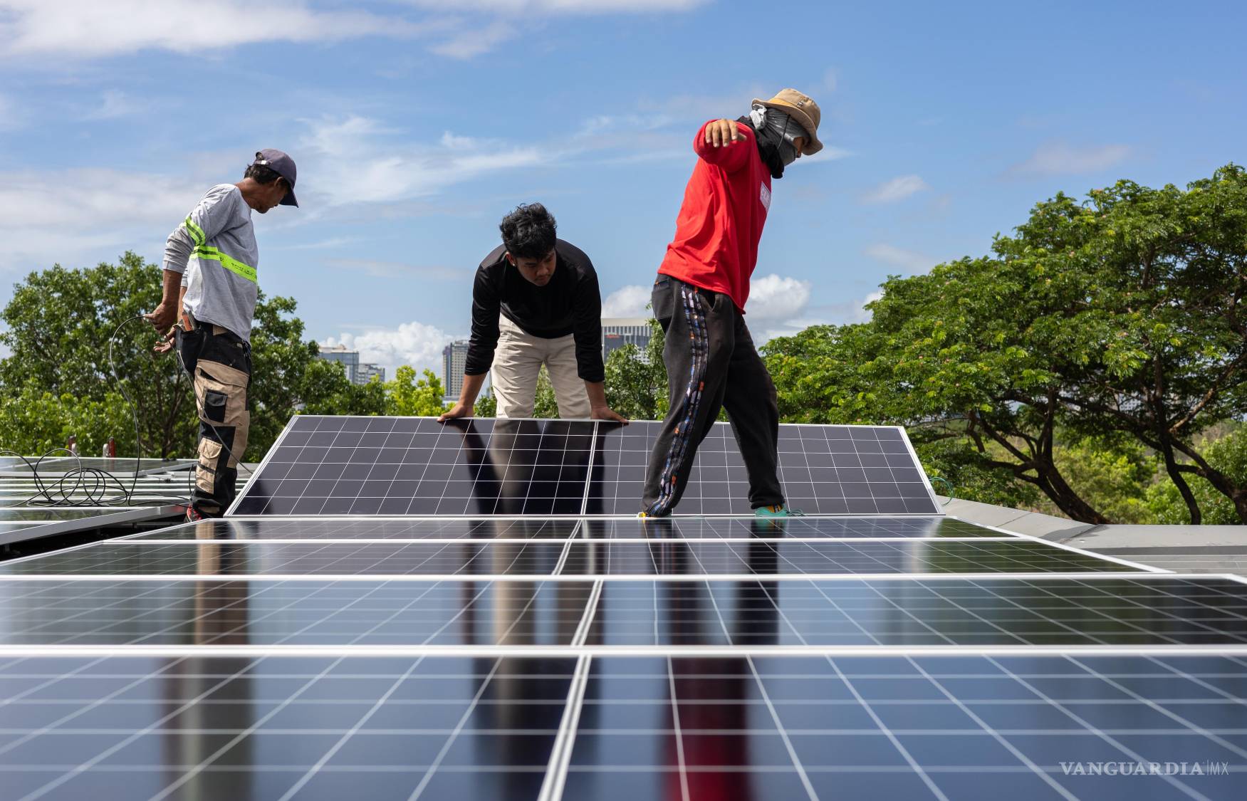 $!n equipo de instaladores solares instaló un nuevo sistema de paneles solares en el tejado de una vivienda en Manila, Filipinas.