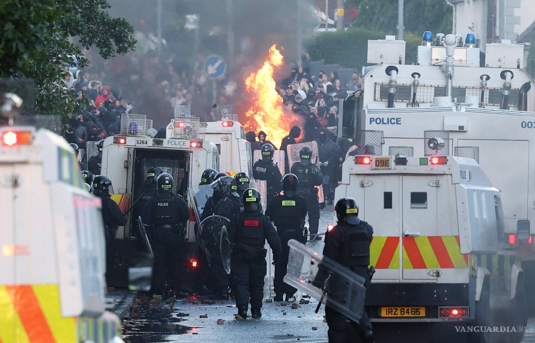 $!La policía de Belfast se enfrenta a los manifestantes durante los disturbios que han estallado en la ciudad, con incendios y objetos lanzados contra la policía.