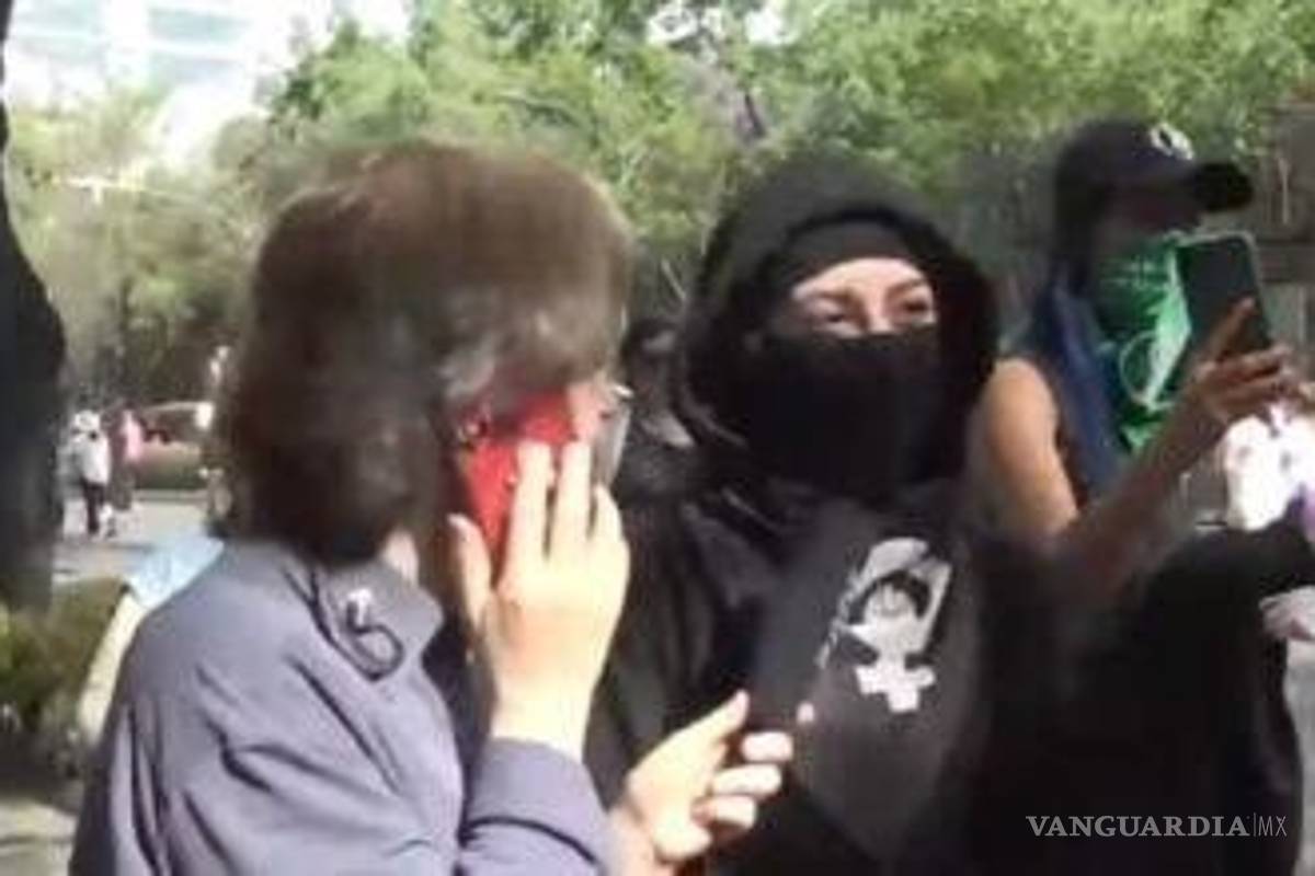 “Queremos tumbar a AMLO del poder”, dice encapuchada a Aristegui