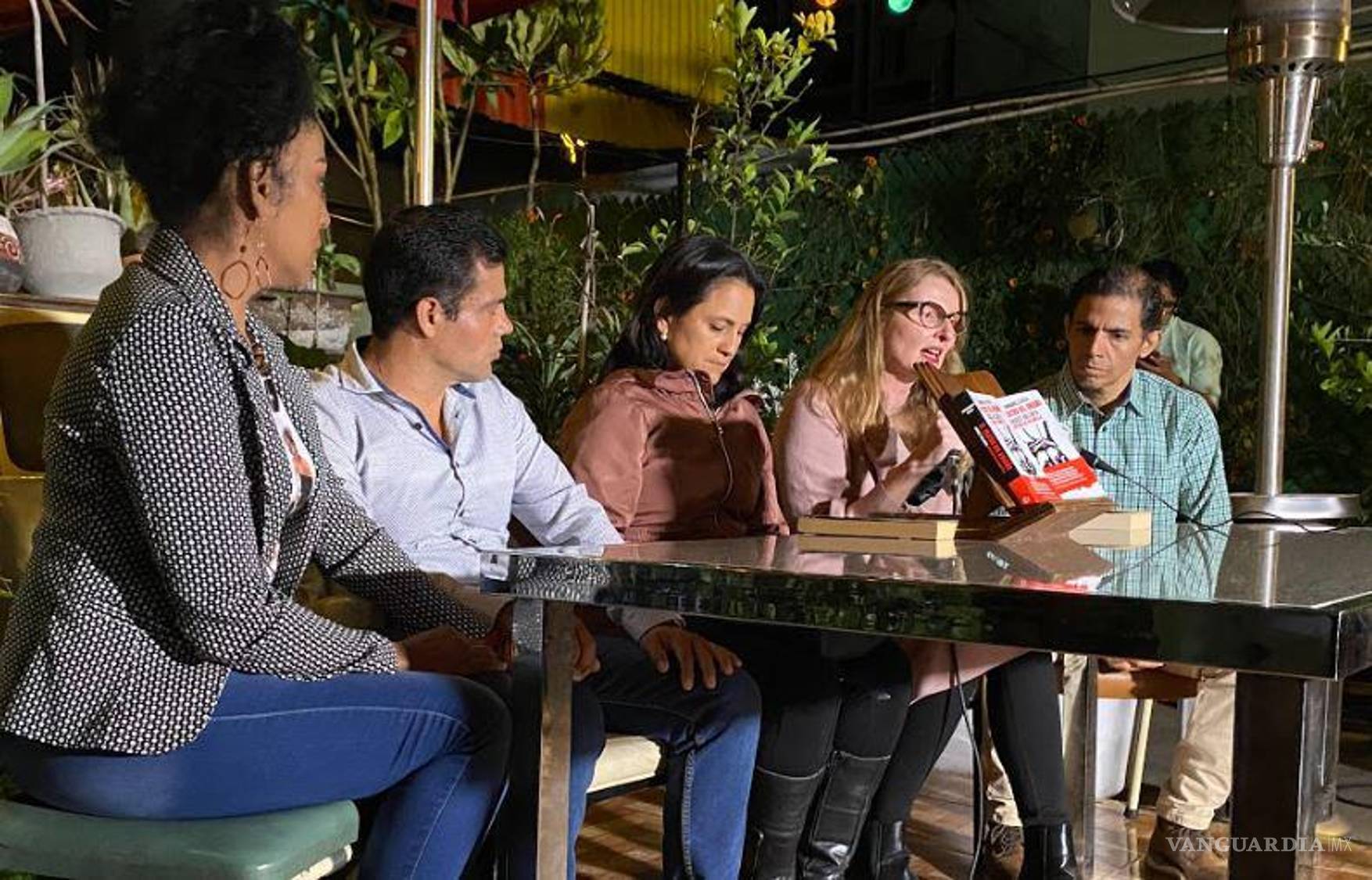 $!La periodista charlando con medios sobre el libro que inspiró el documental.