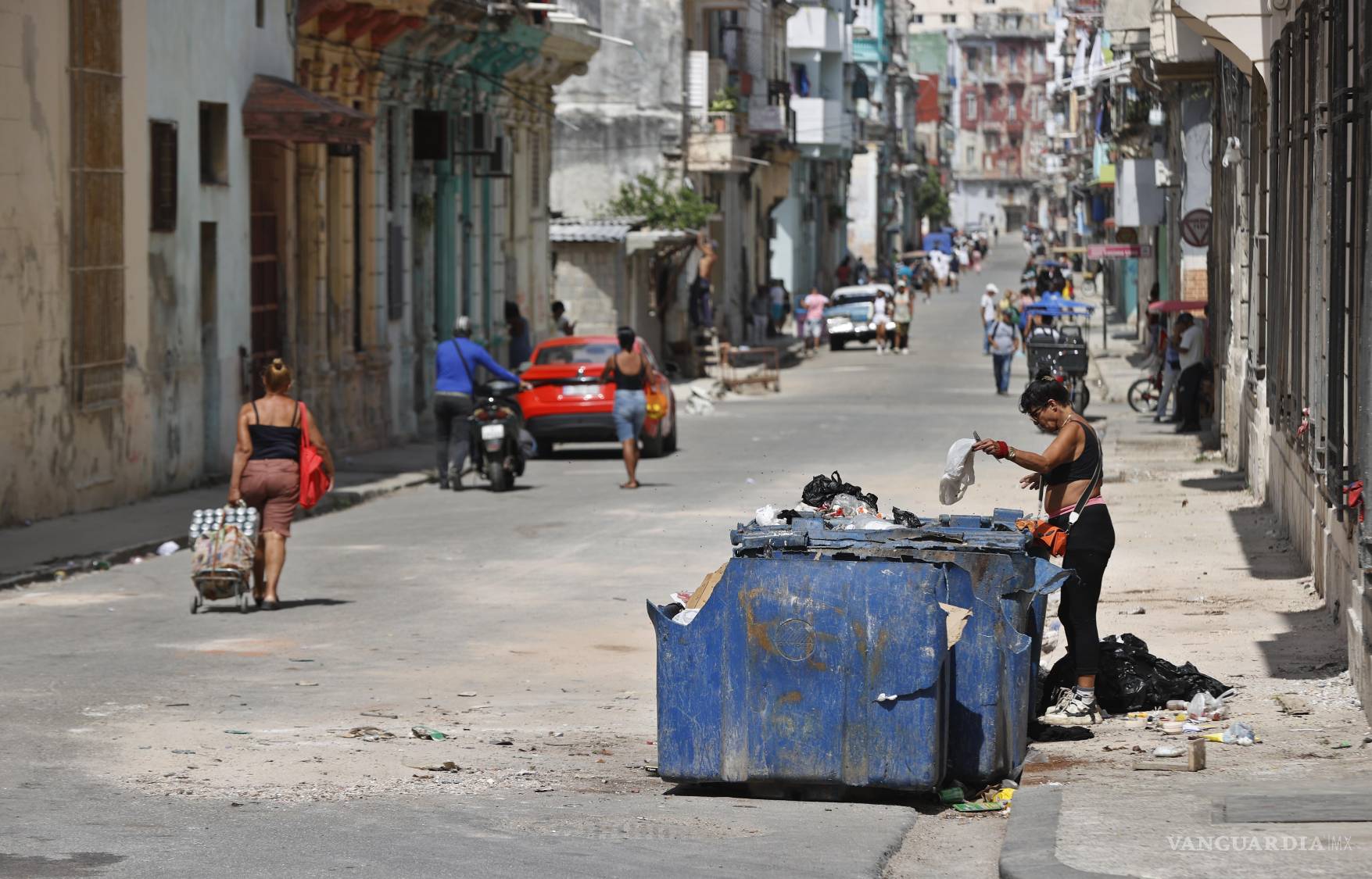 $!Personas en una calle de La Habana, Cuba.