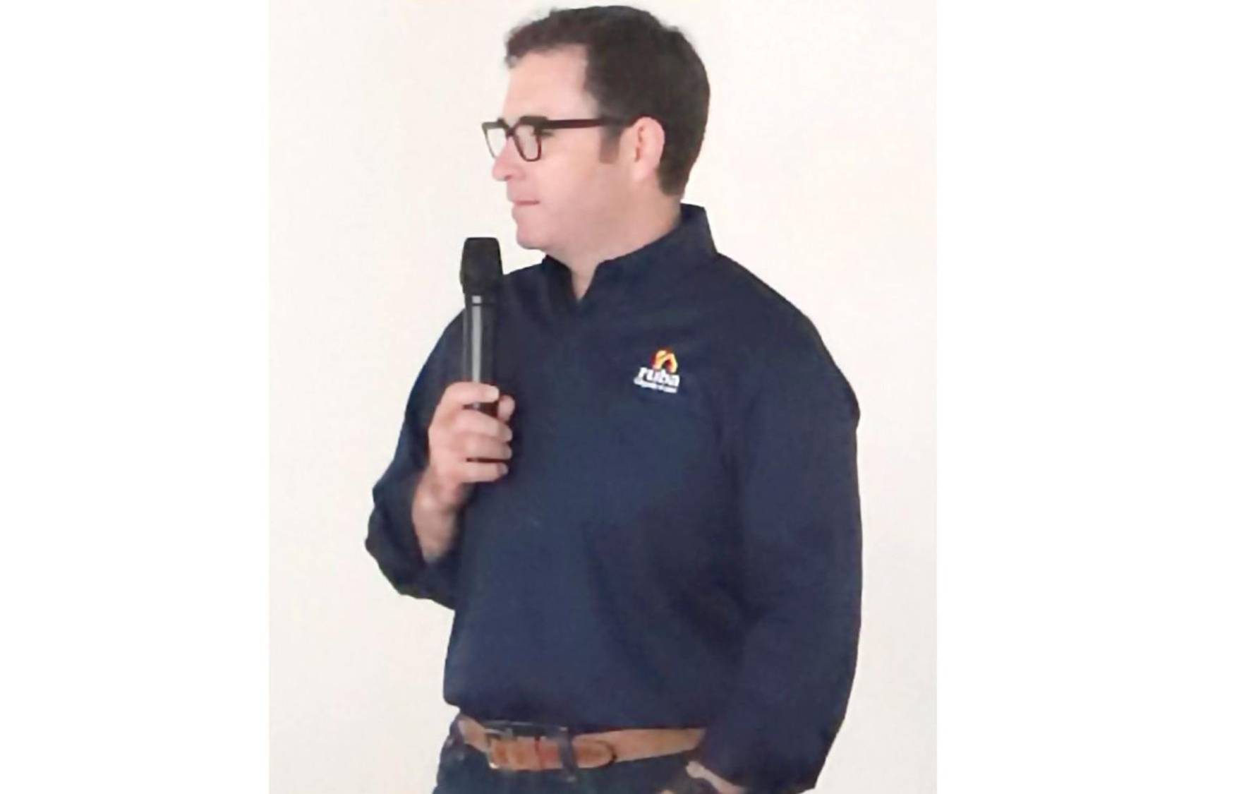 $!El arquitecto Fernando Laredo, director de Ruba Plaza Saltillo, compartió palabras inspiradoras durante la ceremonia.